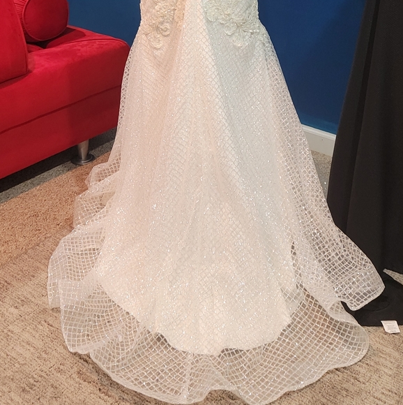 Wedding dress - Picture 7 of 11